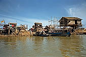 Tonle Sap - Chong Khneas floating village - stilted houses 